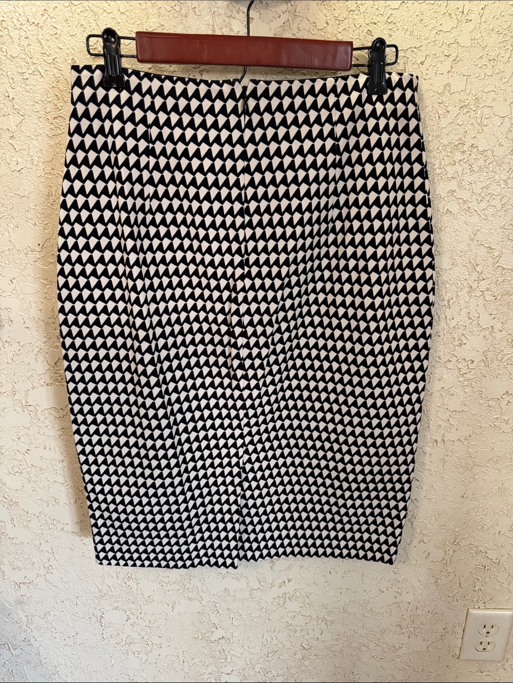 Banana Republic pencil skirt, black and ivory hounds tooth, - Picture 4 of 13